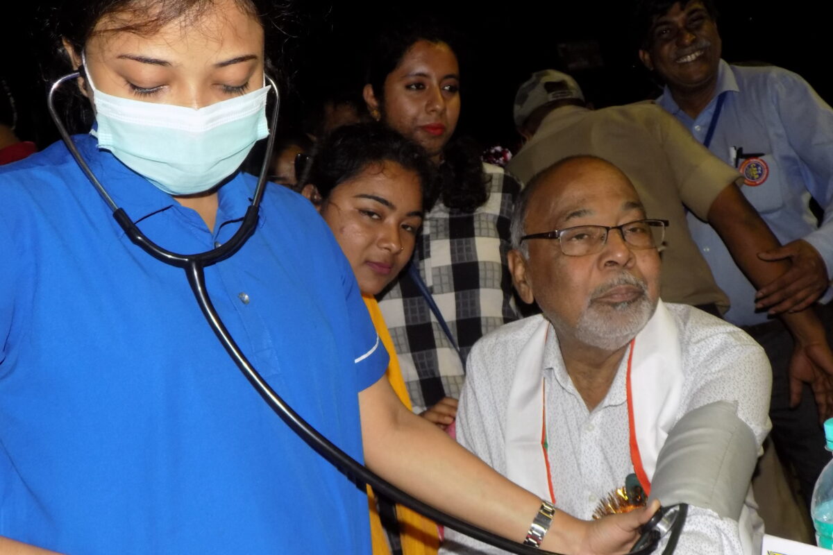 সিপিডিআর এর স্বাস্থ্য পরীক্ষা শিবির মধ্যমগ্রামে