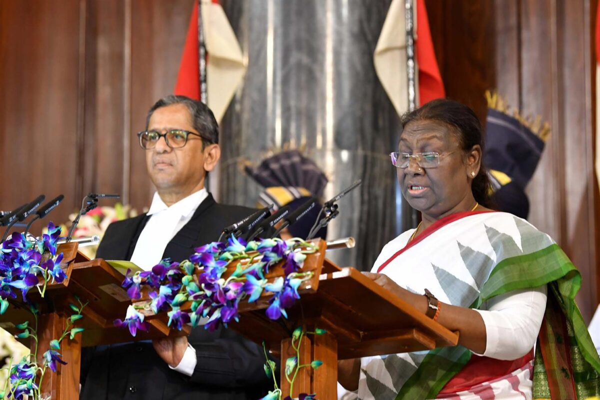 ভারতের প্রথম আদিবাসী মহিলা রাষ্ট্রপতির শপথ