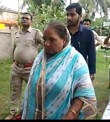 আদালতের রায়ে বঞ্চিত বৃদ্ধা মায়ের ভিটে ফেরত