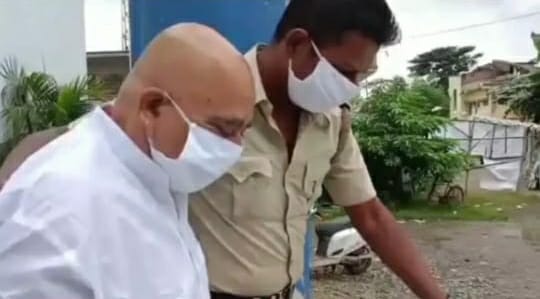 পুলিশের হাতে গ্রেফতার মহারাজ