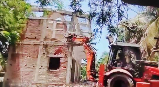 আদালতের নির্দেশে ভাঙা  অবৈধ নির্মাণ বাড়ী