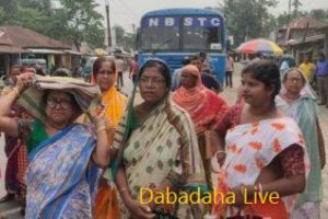 রেশনে নিম্নমানের খাদ্য সহ দুর্নীতির একাধিক অভিযোগে সড়ক অবরোধ