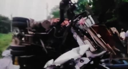 দুটি গাড়ির মুখোমুখি সংঘর্ষে জখম ২