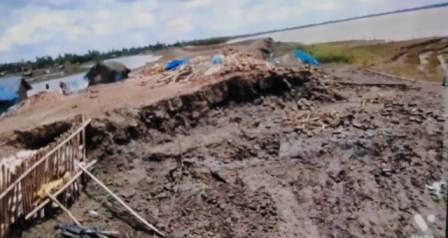 ধ্বসে যাওয়া নদীবাঁধ সংস্কারের দাবি স্থানীয়দের 