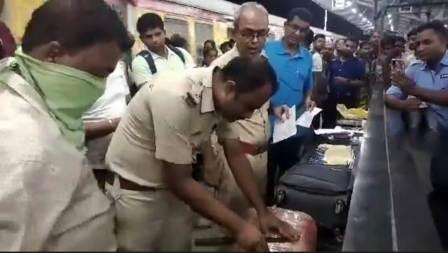 নৈহাটি স্টেশন থেকে উদ্ধার গাঁজা, আটক পাচারকারী