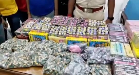 পুলিশি অভিযানে উদ্ধার নিষিদ্ধ শব্দ বাজি