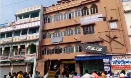 ঘাটালের হোটেলে বিধ্বংসী আগুনে এলাকায় আতঙ্ক