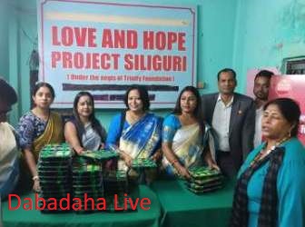 দীপাবলি উপলক্ষ্যে বাচ্চাদের খাবারের প্যকেট বিতরণ