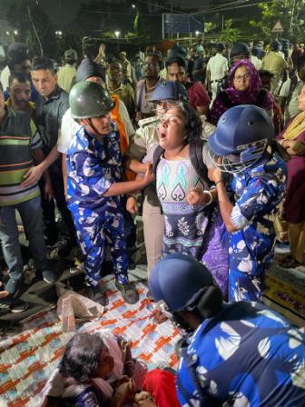 চাকুরীর দাবীতে অনশনকারীর উপর পুলিশি হামলা