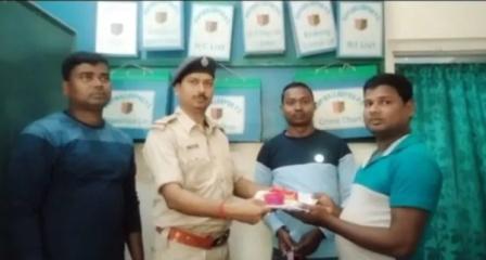 পুলিশি তৎপরতায় হারানো ব্যাগ ফেরত