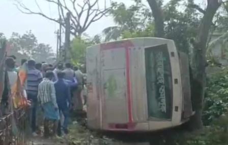 বাস দূর্ঘটনা পরিদর্শনে মহকুমা শাসক দাসপুরে