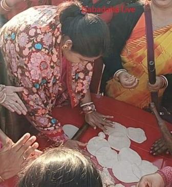 ছট পুজোয় ব্রতীদের সাথে তৃণমূল সভাপতি