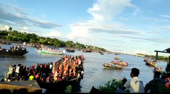 বসিরহাটে প্রতিমা নিরঞ্জনে নদীবক্ষেই সৌভ্রাতৃত্বের বন্ধন