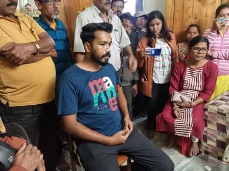 আতঙ্কে দিন কাটছে শিক্ষকের 