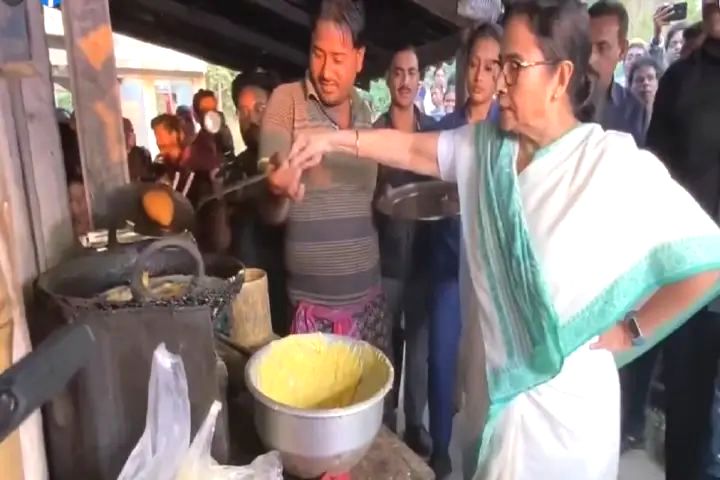 বিনপুরে চপ ভাজলেন মুখ্যমন্ত্রী
