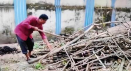 পড়ুয়াদের বিক্ষোভে স্কুল ক্যাম্পাস পরিষ্কার