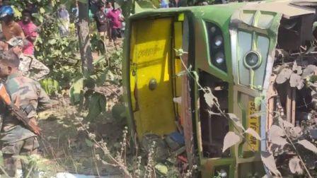 ঝাড়গ্রামে নিয়ন্ত্রণ হারিয়ে উল্টে গেল যাত্রীবোঝাই বাস