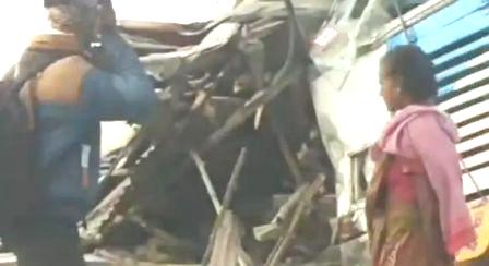 নিয়ন্ত্রন হারিয়ে দোকানে ঢুকলো সরকারি বাস