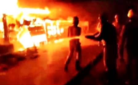 ভয়াবহ অগ্নিকাণ্ডের জেরে ভস্মীভূত দোকান  