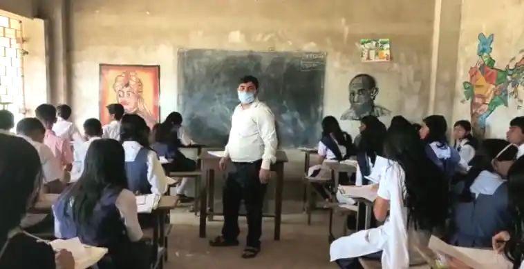 সরকারী ব্যবস্থ্যায় পড়ুয়ারা সমস্যায়