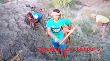 বিশপুর পঞ্চায়েতে বাঁধ মেরামতে উদ্যোগী স্থানীয়রা