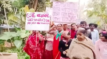 রাস্তা ও খাল সংষ্কারের দাবিতে ভোট বয়কটের হুঁশিয়ারি   