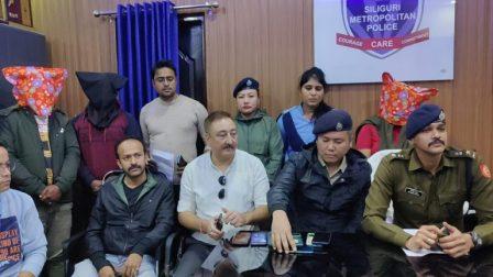 মিথ্যা কাজের প্রলোভনে গ্রেফতার ৪