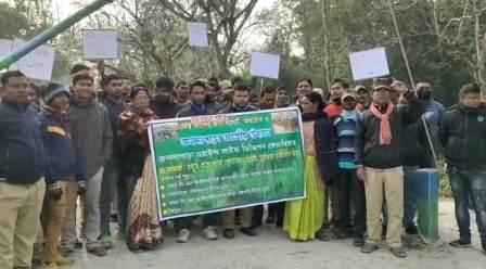 স্থায়ীকরণ সহ একাধিক দাবীতে বনকর্মীদের অবস্থান