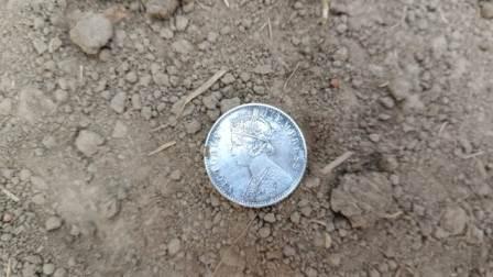 মাটি খুড়তেই শতাব্দী প্রাচীন রুপোর মুদ্রা দেখতে মানুষের ঢল