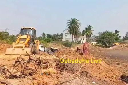 পুকুর পাড়ের নির্মান কাজ বন্ধ করে দিল মেদিনীপুর পুরসভা