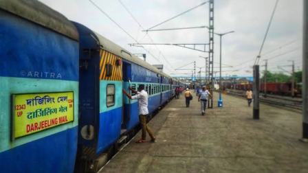 কুয়াশায় ট্রেন পৌঁছালো দেরীতে  