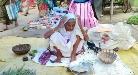 ১০২ বছর বয়সেও হাটে সব্জি বিক্রিতে চলে সংসার