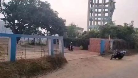 ব্যবসা রমরমিয়ে ক্ষোভে ফুঁসছে গ্রামবাসী