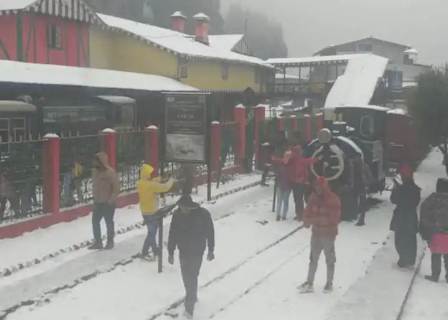 তুষারপাতের সম্ভাবনাই পর্যটকের ভিড় টানছে দার্জিলিং