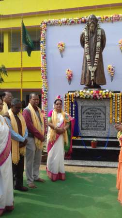 স্কুলের উৎসবে বৃক্ষচারায় স্মরণীয় শিক্ষার্থী সিরাজাম মনিরা