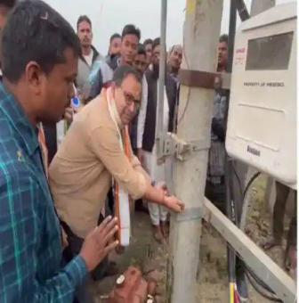 নেতাজীর জন্মদিনে গ্রামে পৌঁছালো বিদ্যুৎ