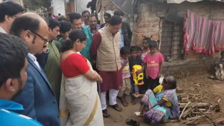 কুষ্ঠ কলোনী পরিদর্শনে জেলাশাসক