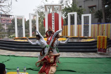 কলেজে মাতৃভাষা স্মারক স্তম্ভের উদ্বোধন