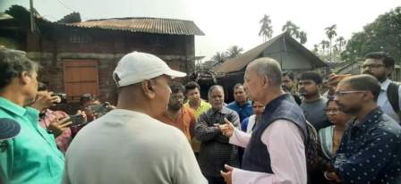 শিলিগুড়ি অগ্নিকান্ডের আগুন নেভাতে দমকলের ইজ্ঞিন