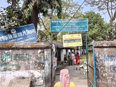 প্রাথমিক বিদ্যালয়ের ঢালাই পরিদর্শনে জনপ্রতিনিধি