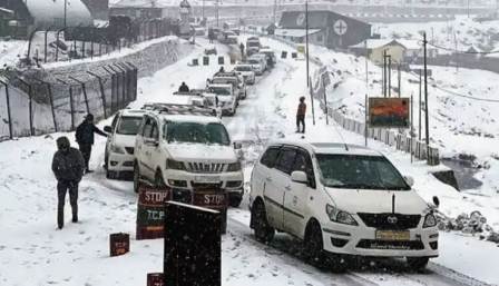 সিকিমে অকালে তুষারপাতে আটকে পর্যটকরা