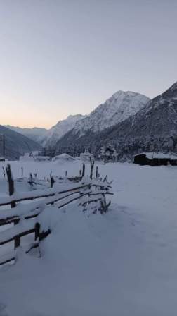 তুষারপাতে পর্যটকদের যাতায়াত বন্ধ