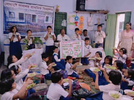 পুষ্টি যোগাতে প্রাথমিক বিদ‍্যালয়ে ডিম ও ফল