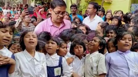 খুদেরা বদলি শিক্ষকের বিদায়ে নারাজ