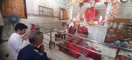 নববর্ষে আনন্দময়ী কালী বাড়িতে পুজো দিলেন মেয়র