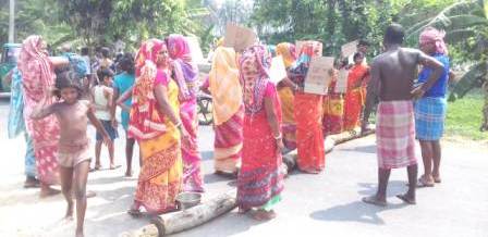 পানিয় জলের দাবিতে পথ অবরোধ বিক্ষোভ মহিলা-শিশু