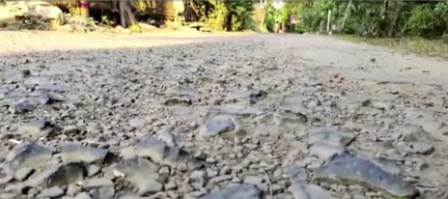 পঞ্চায়েত নির্বাচন মুহূর্তে রাস্তার বেহাল দশায় ক্ষুব্ধ গ্রামবাসীরা