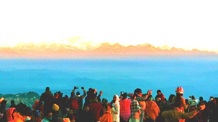 টাইগার হিলে সূর্যোদয়ে পর্যটকদের ভিড়