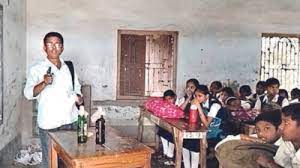 ডিএসপির বুদ্ধিতে বন্দুকবাজ ঘায়েল মুক্ত পড়ুয়ারা