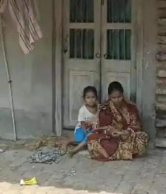 অধিকার আদায়ে শিশুকন্যা সহ স্ত্রীর ধর্ণা